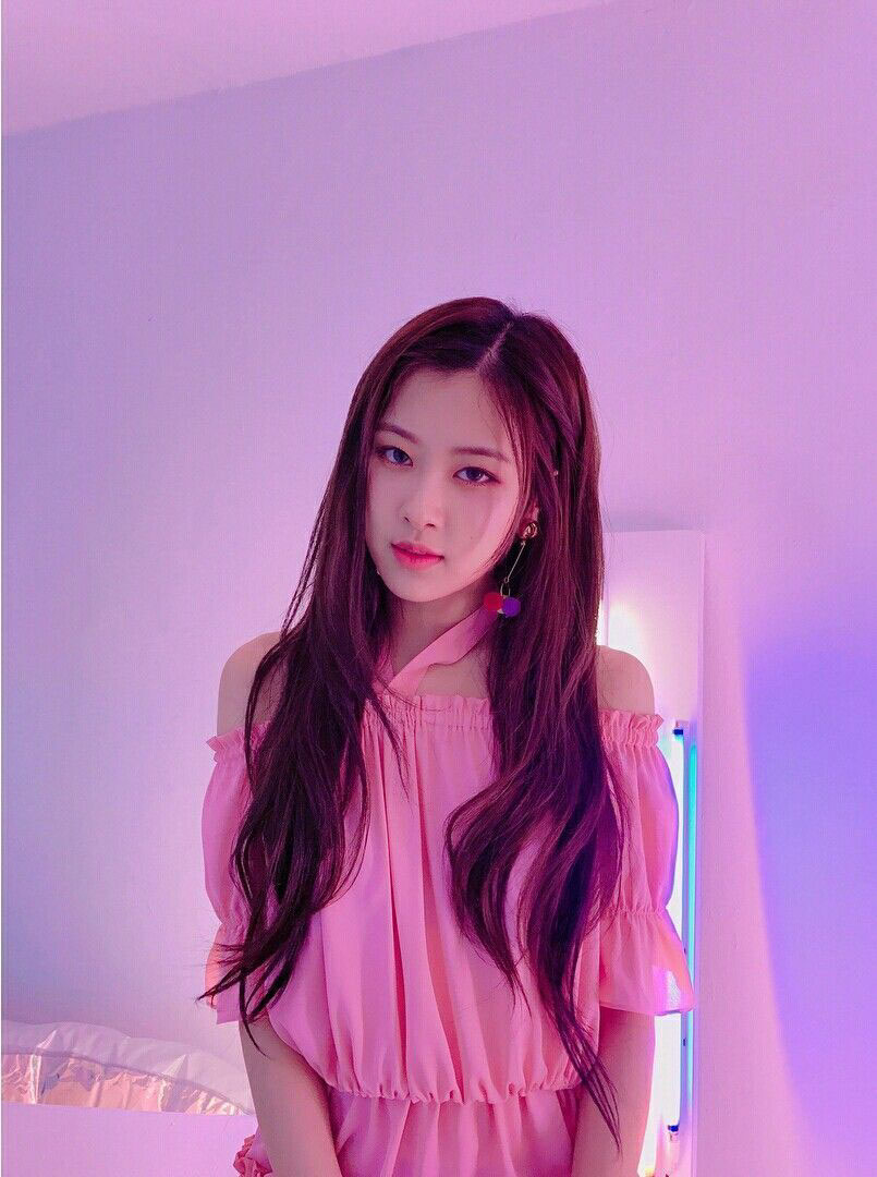 BlackPink Rosé chứng minh rằng gầy thì mặc áo váy hai dây vẫn là đẹp nhất