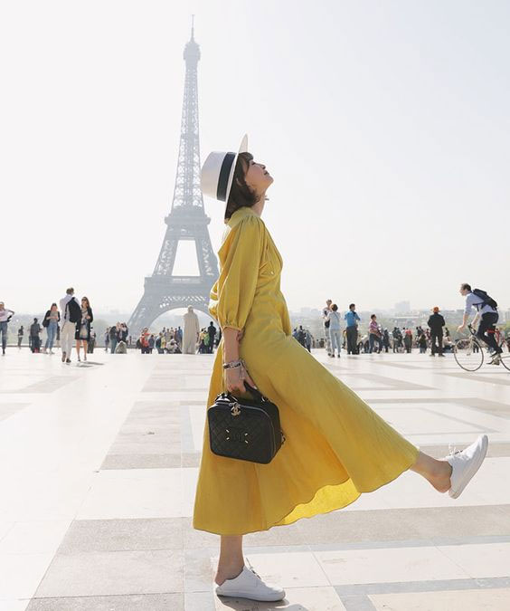 dáng chụp hình đẹp bên tháp eiffel