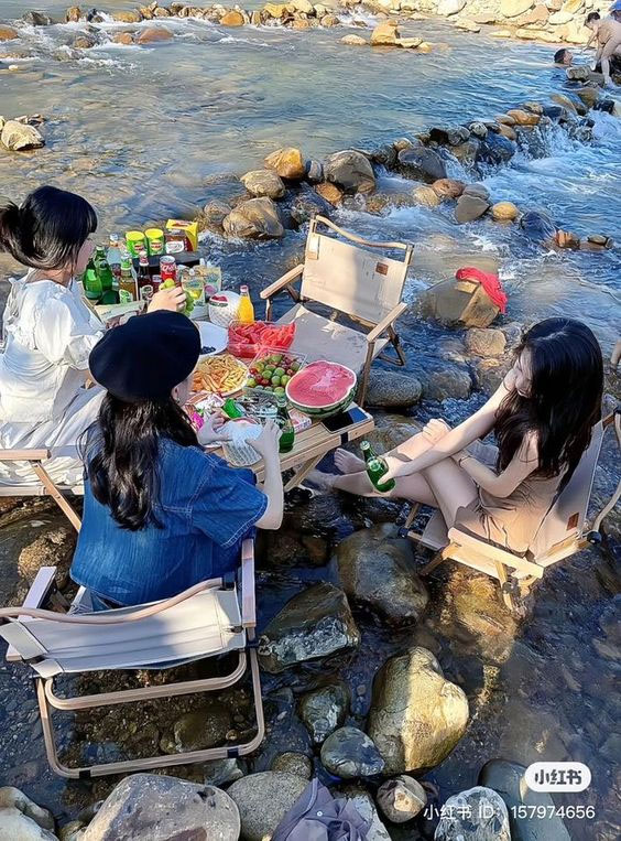  tạo dáng khi chụp ảnh đi picnic