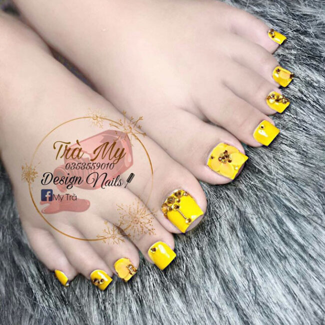 Móng chân, màu vàng | Nail swag, Móng chân, Thiết kế móng acrylic