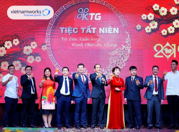 Tiệc tất niên là gì?